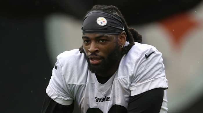 Pittsburgh Steelers running back Najee Harris (22) participates in organized team activities.